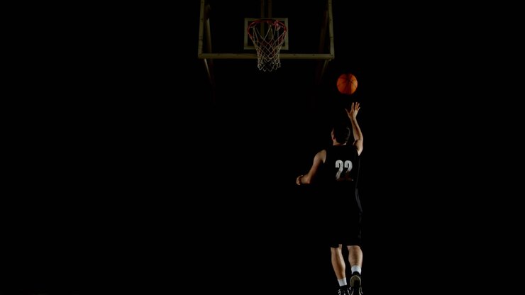 Giocatore di basket maschio che gioca in campo 4K