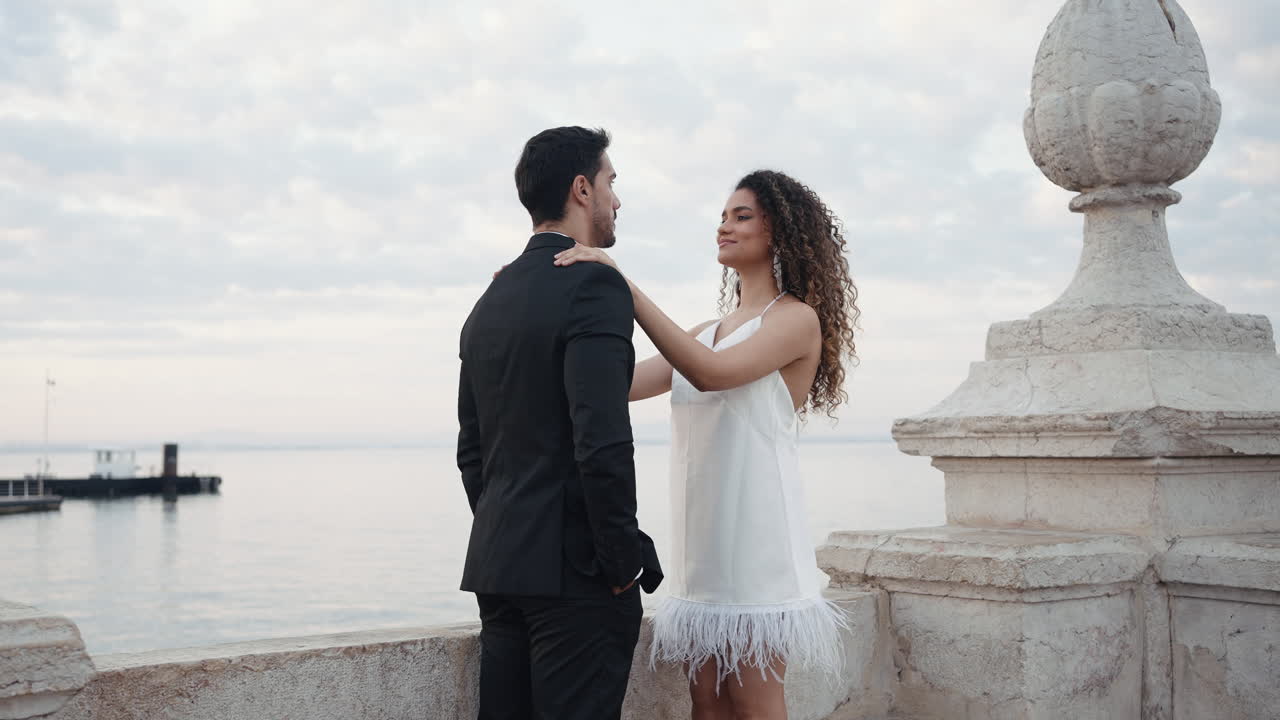Göl Kenarında Romantik Çift