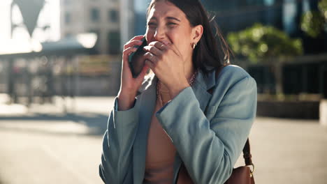 mujer celebrando en el teléfono inteligente