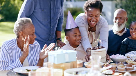 famiglia felice, bambino e torta all'aperto