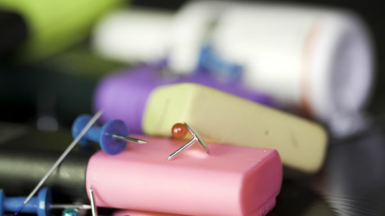 suministros de oficina coloridos y alfileres