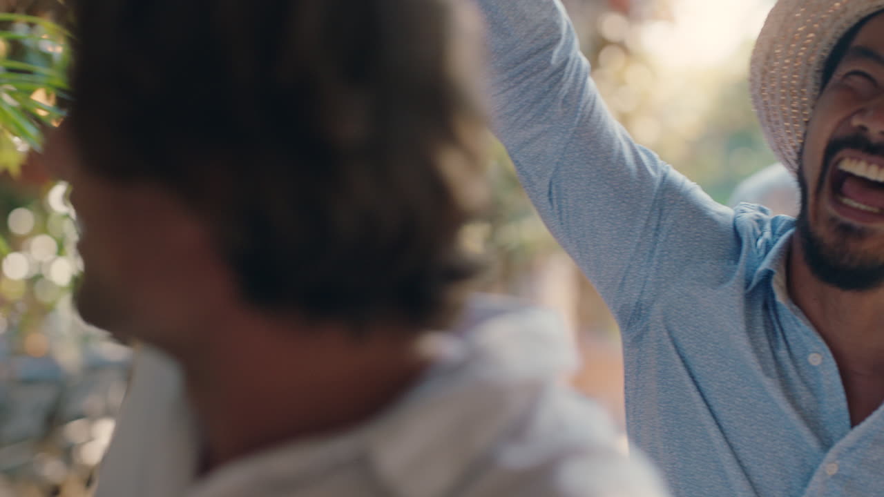 두 명의 재미있는 남자들이 여름 댄스 파티에서 함께 춤을 추고 남자 친구들이 웃고 여름의 사회적 모임을 즐기고  ⁇ 은 날을 축하하는 재미를 느끼고 4k 영상