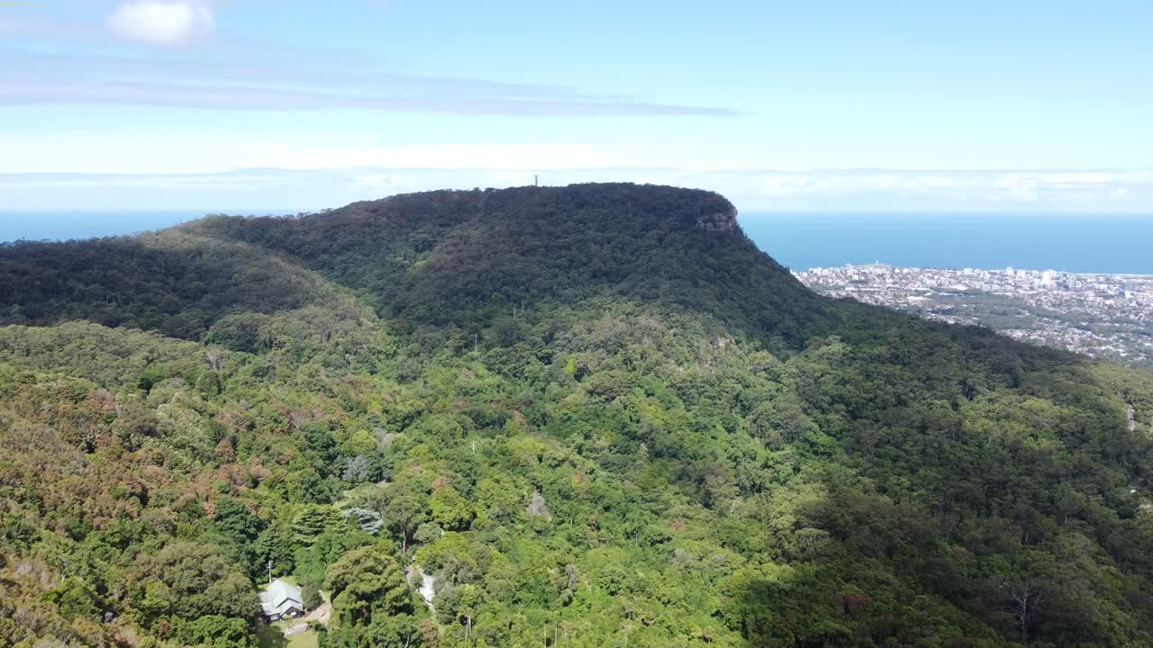 도시와 산꼭대기 상공을 비행하다