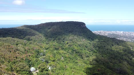 volando sobre imágenes sobre la ciudad y la cima de la montaña