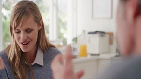 joven pareja feliz desayunando juntos mujer hermosa sentada con su marido en la mesa compartiendo la comida de la mañana en la cocina charlando con su pareja día en la vida 4k metraje