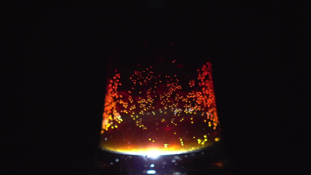 소다 거품이 상승하고 폭발합니다. 콜라 컵이 회전합니다.