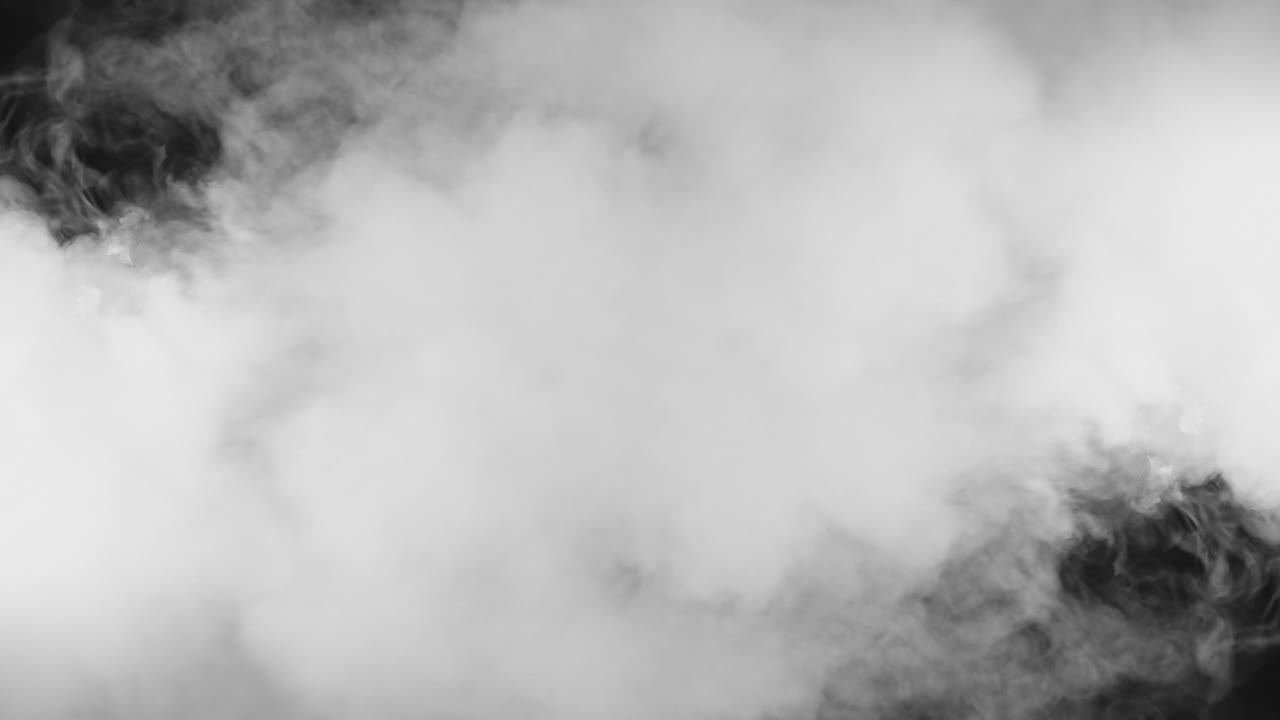 humo espeso sobre un fondo negro