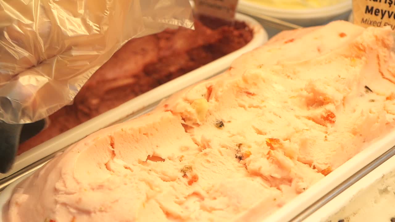 스쿠핑 핑크 체리 아이스크림