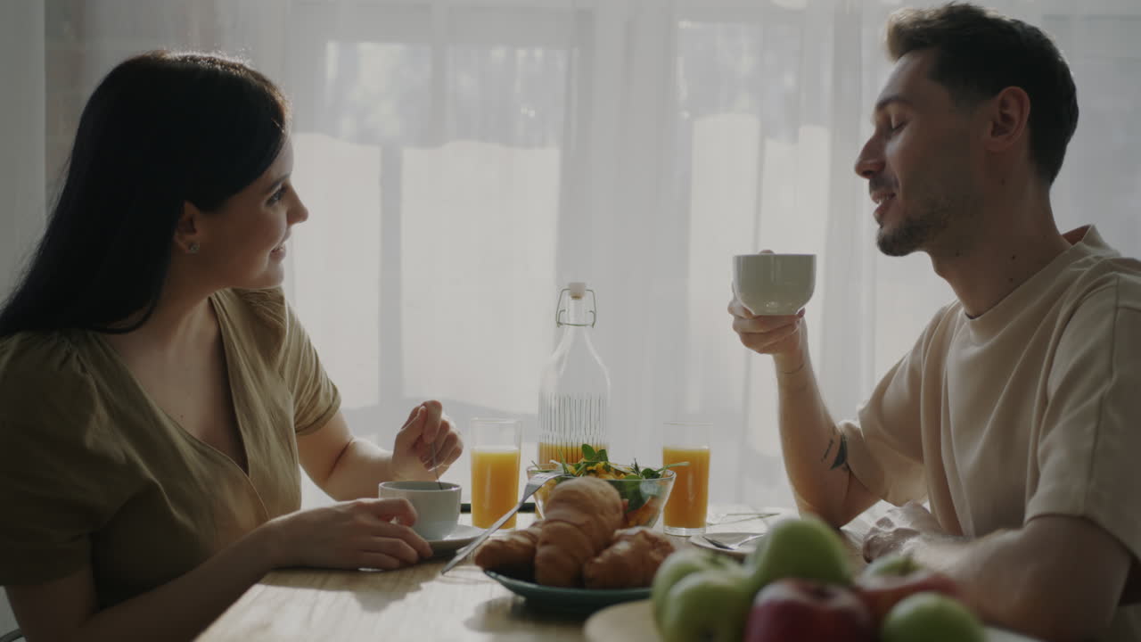 함께 아침 식사를 즐기는 부부