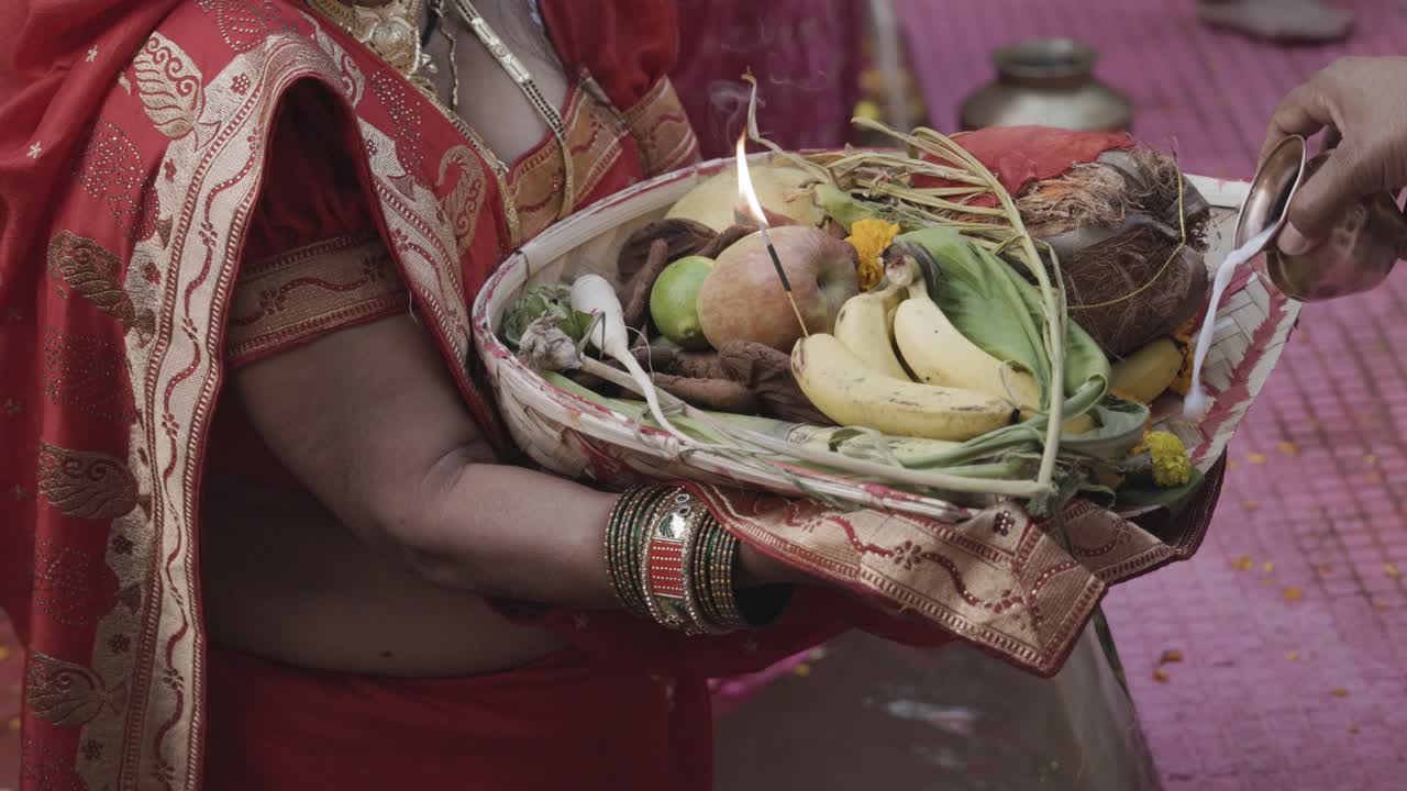 Donne indiane che adorano il dio sole indù onnipotente con offerte sacre al festival Chhath. Il video è stato girato a Jodhpur, Rajasthan, India, il 20 novembre 2023.