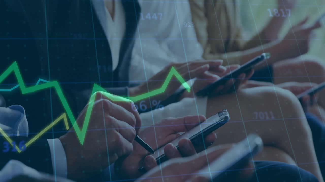animación del procesamiento de datos en diversos grupos de personas de negocios que usan teléfonos inteligentes