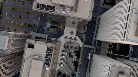 vista aérea sobre rascacielos en el centro de calgary, canadá - de arriba hacia abajo, disparo de drones