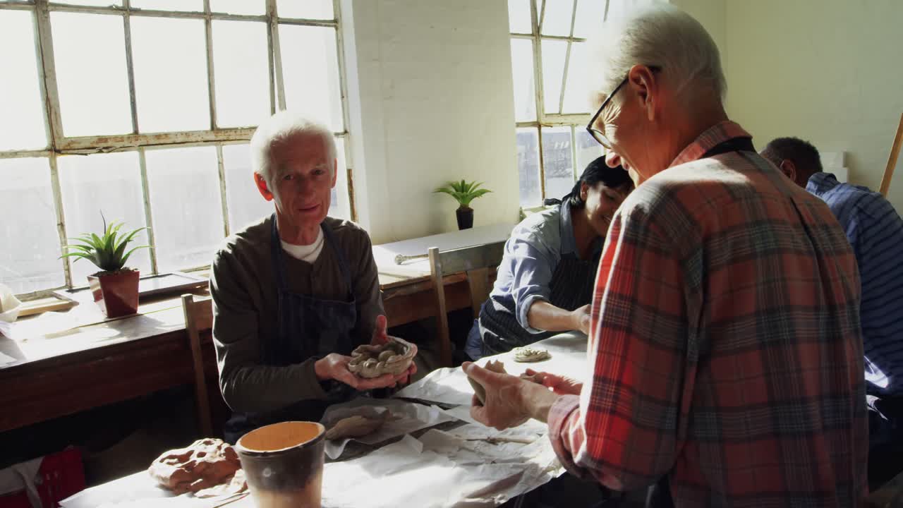 테이블 4k 에서 점토 를  ⁇ 는 예술가