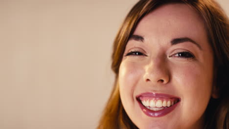 Foto-De-Estudio-De-Cabeza-Y-Hombros-De-Una-Mujer-Natural-Riendo-Que-Promueve-La-Positividad-Corporal