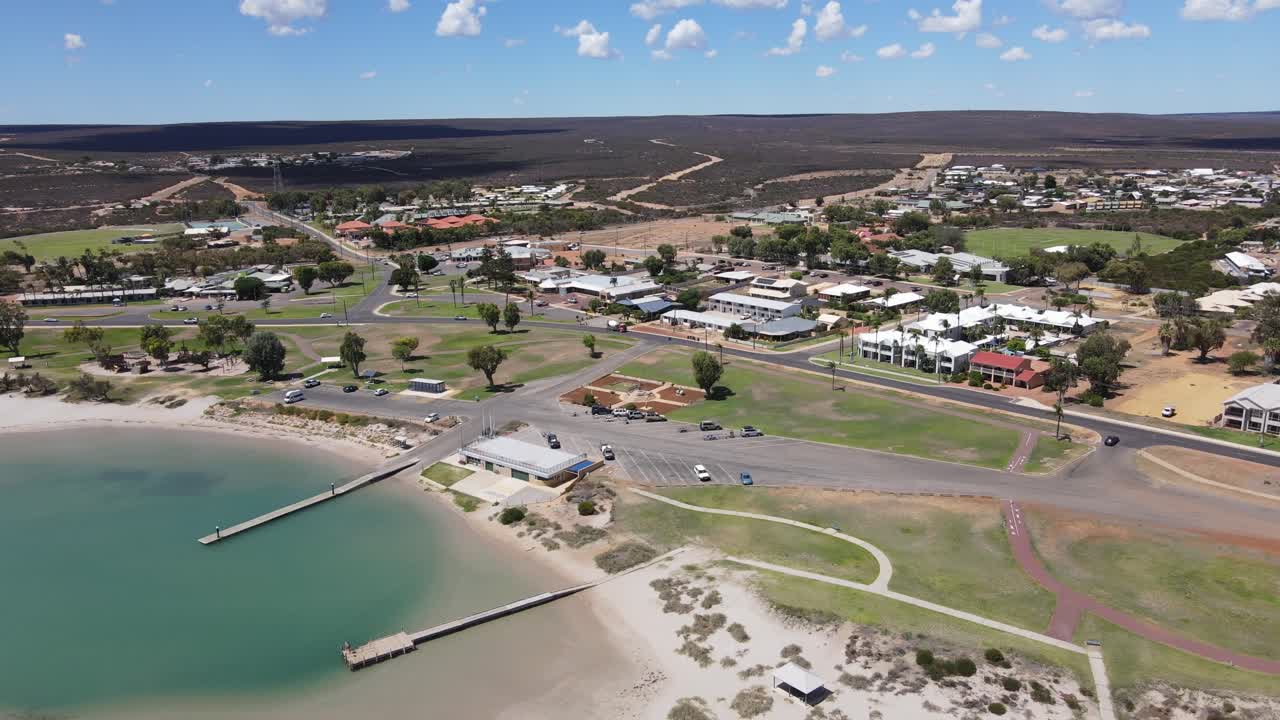 drone aéreo sobre una laguna en el centro de la ciudad de kalbarri en un día soleado