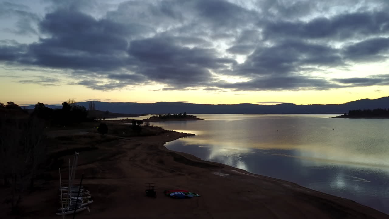 vista panorámica del lago jindabyne en nueva gales del sur australia durante la puesta de sol - toma aérea