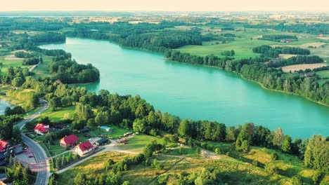 Vista-Aérea-De-La-Campiña-Y-Los-Lagos-De-Masuria