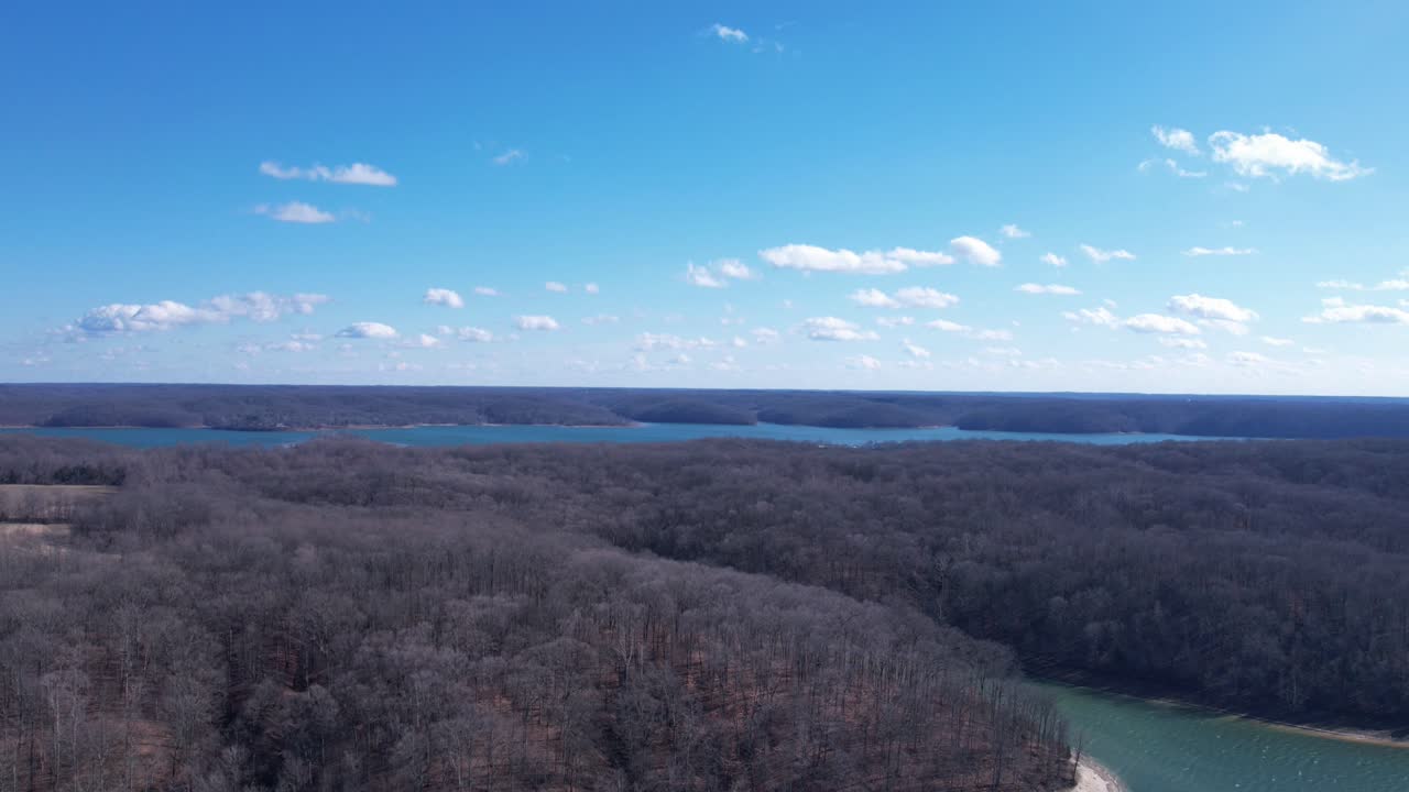 인디애나 주 먼로 호수를 질주하는 작은 구름의 공중 저속 촬영