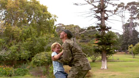 Soldado-Feliz-Reunido-Con-Su-Hijo