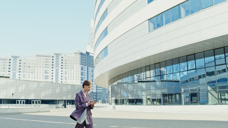 Professionista che utilizza un tablet all'esterno di un edificio moderno