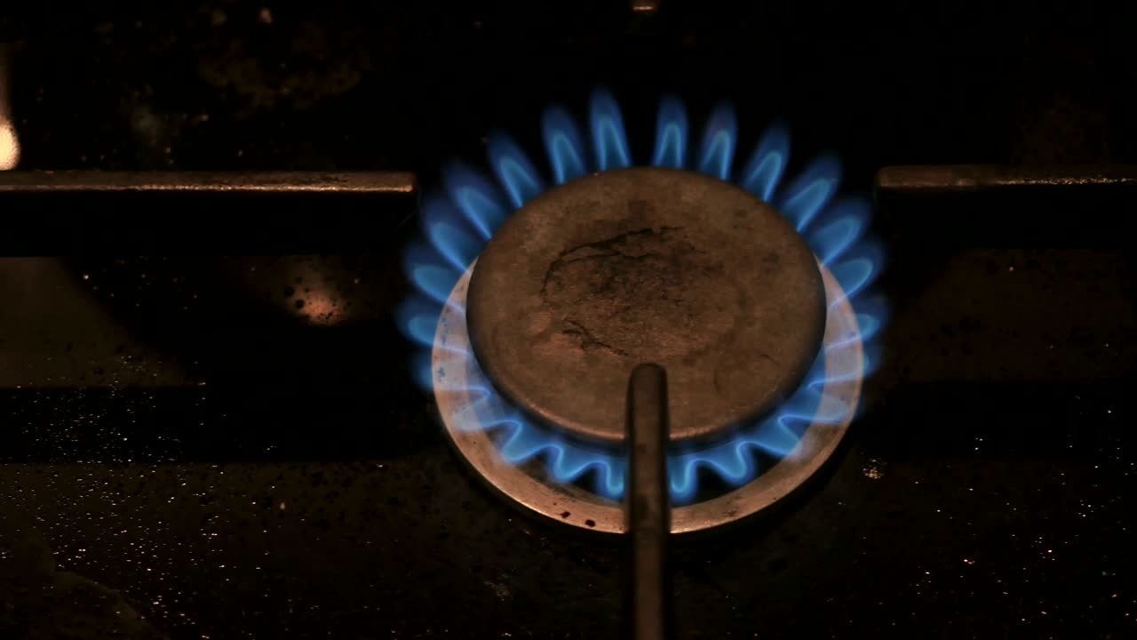 가스 요리기에서 불타는 반지