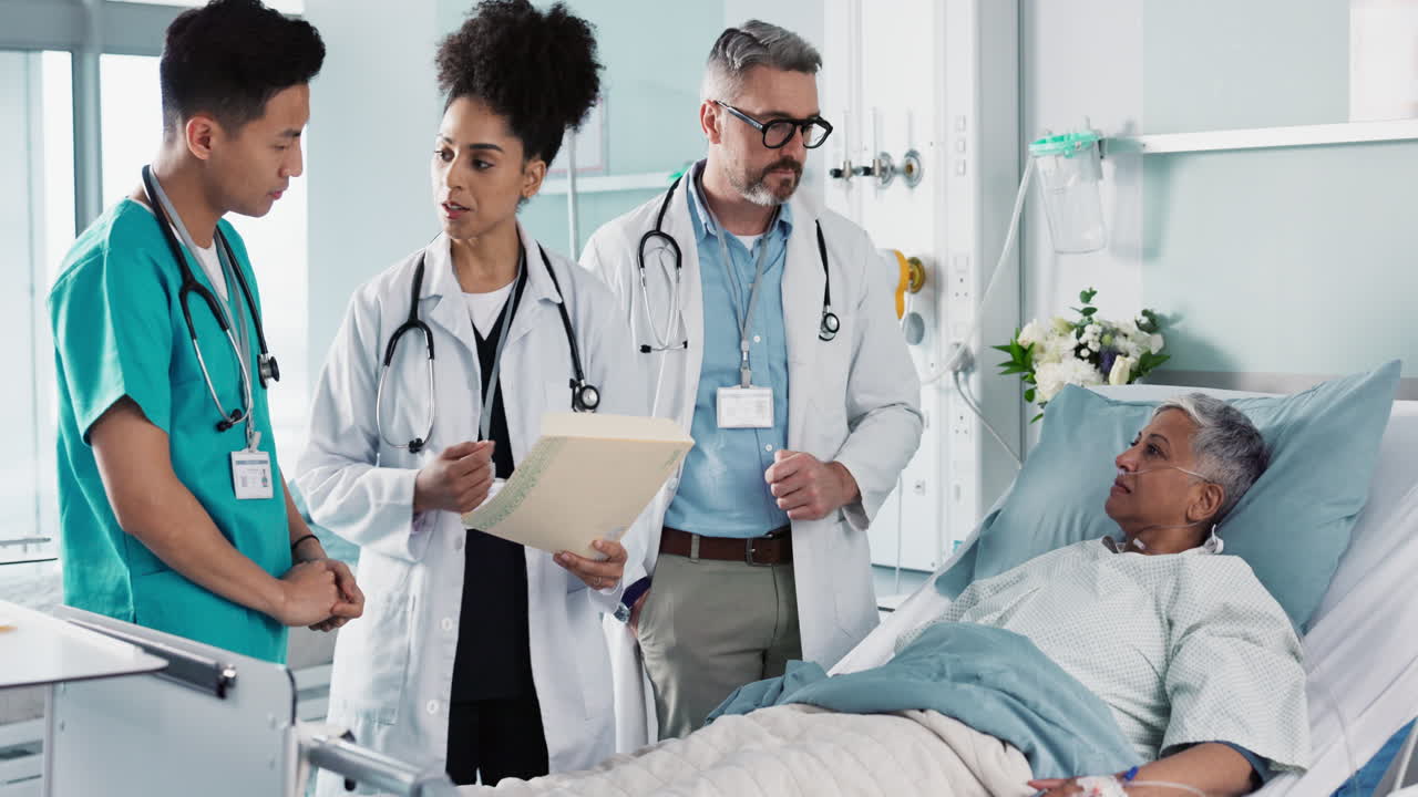 atención médica, documentos y un equipo médico