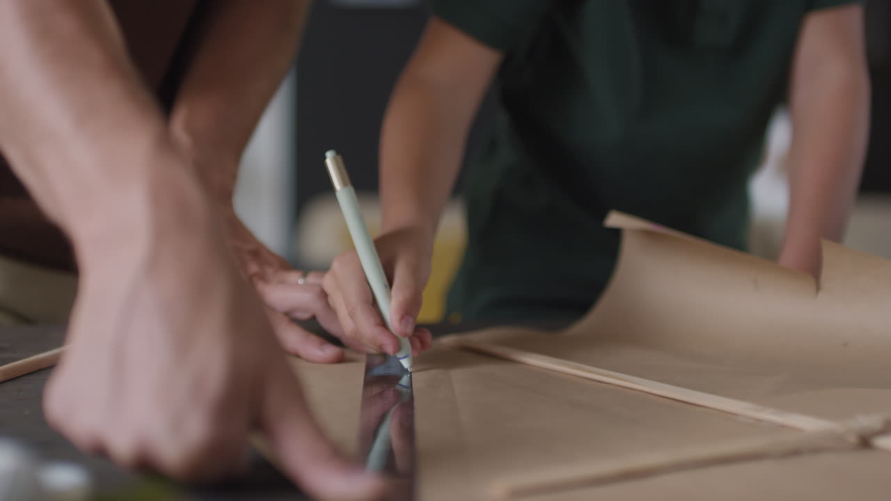 personas que hacen artesanía juntas