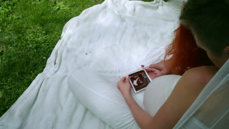 Ultrasound-image-in-woman-hands.-Pregnancy-concept.-Pregnant-woman-belly