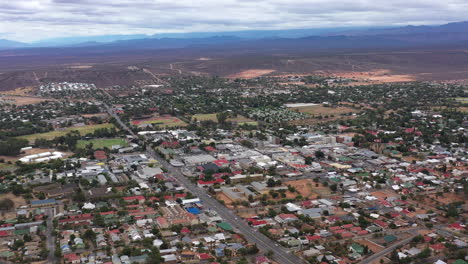 vista aérea de una ciudad sudafricana campo clase media día nublado