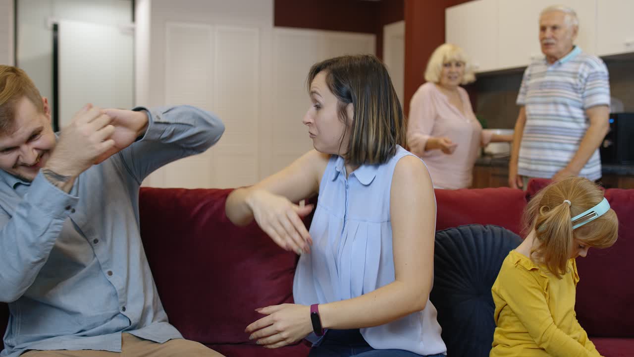 아내와 남편이 집에서 싸우고, 남자와 여자가 서로 비명을 지르며, 아이는 산만해지려고 합니다.