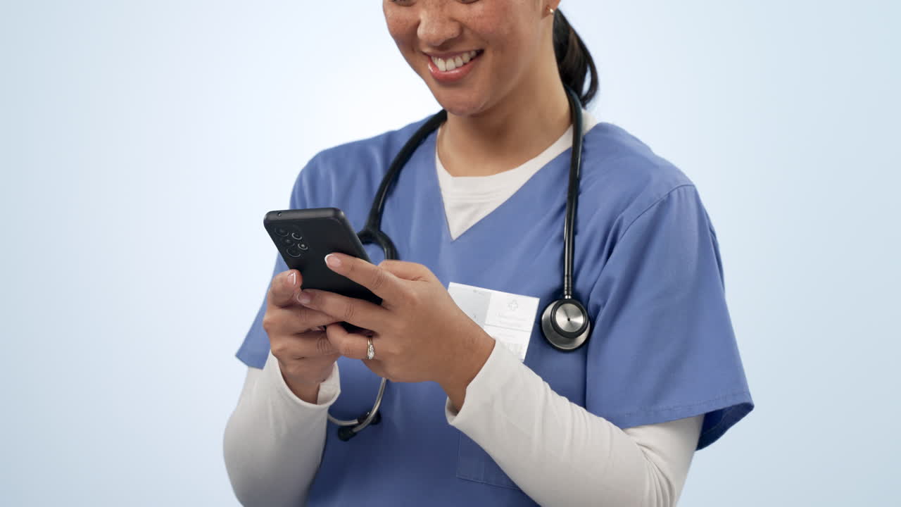 Mujer feliz, manos y teléfono de médico