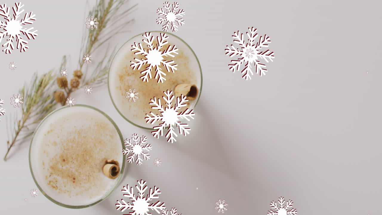 animación de la nieve cayendo sobre las bebidas de navidad y la decoración