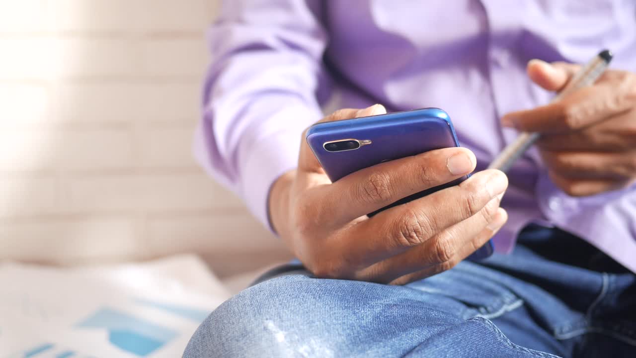 persona que utiliza un teléfono móvil