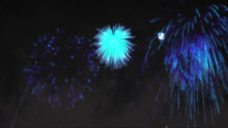 animación de fuegos artificiales azules sobre un fondo negro