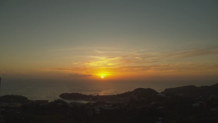 Epica ripresa in time-lapse del tramonto del sole sulla splendida città caraibica di St. George, Grenada