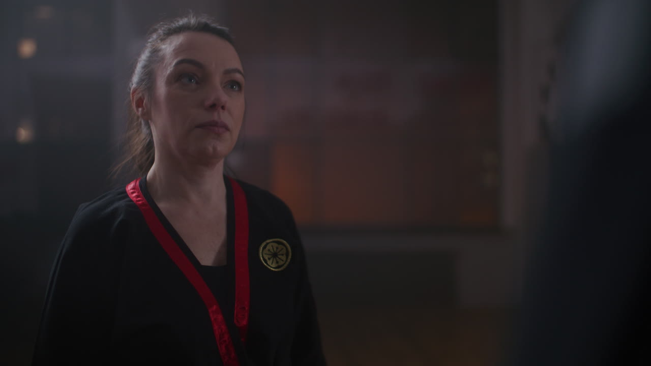 Mujer practicando artes marciales
