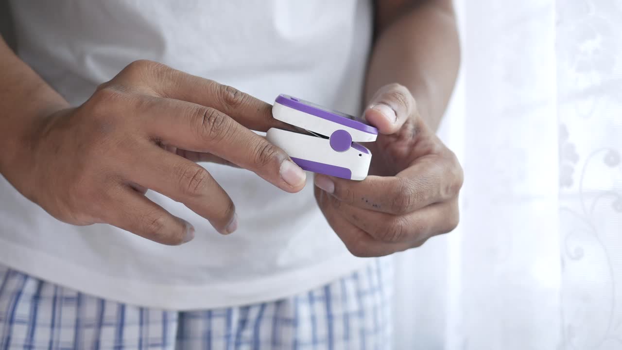 persona que utiliza el oxímetro de pulso