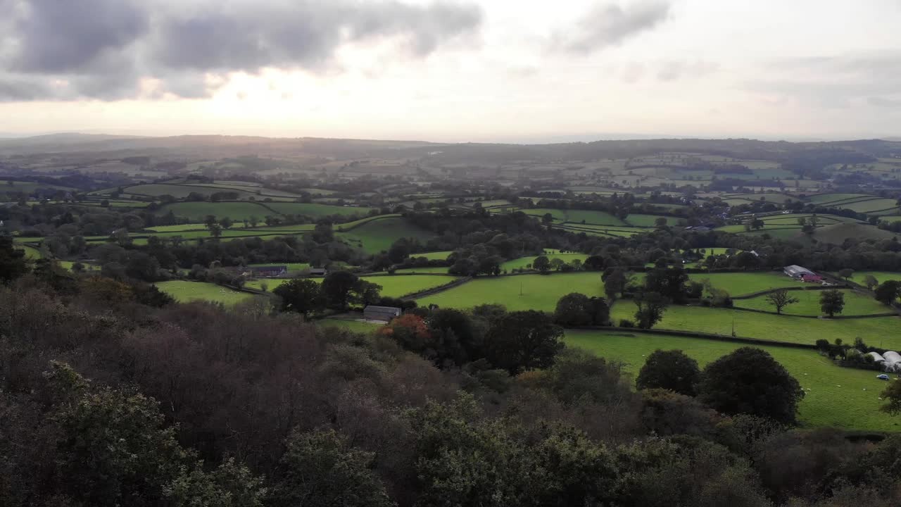Rivelazione aerea in ascesa di idilliaci campi agricoli a East Hill Devon