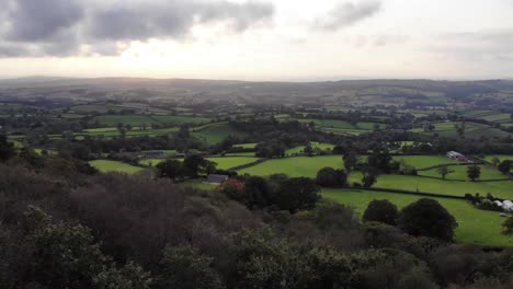 El-Levantamiento-Aéreo-Revela-Idílicos-Campos-Agrícolas-En-East-Hill-Devon