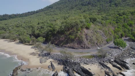 captain cook highway en ellis beach con afloramientos rocosos en verano