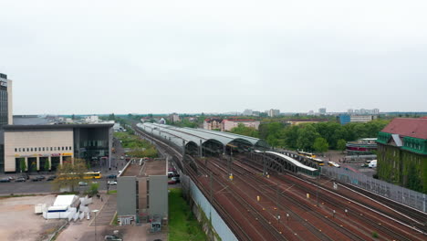 Tomas-De-Aterrizaje-Cerca-De-La-Vía-Férrea.-Estación-De-Tren-De-Berlín-Spandau-Con-Largo-Andén-Cubierto.-Tráfico-En-La-Carretera-Alrededor.-Berlín,-Alemania