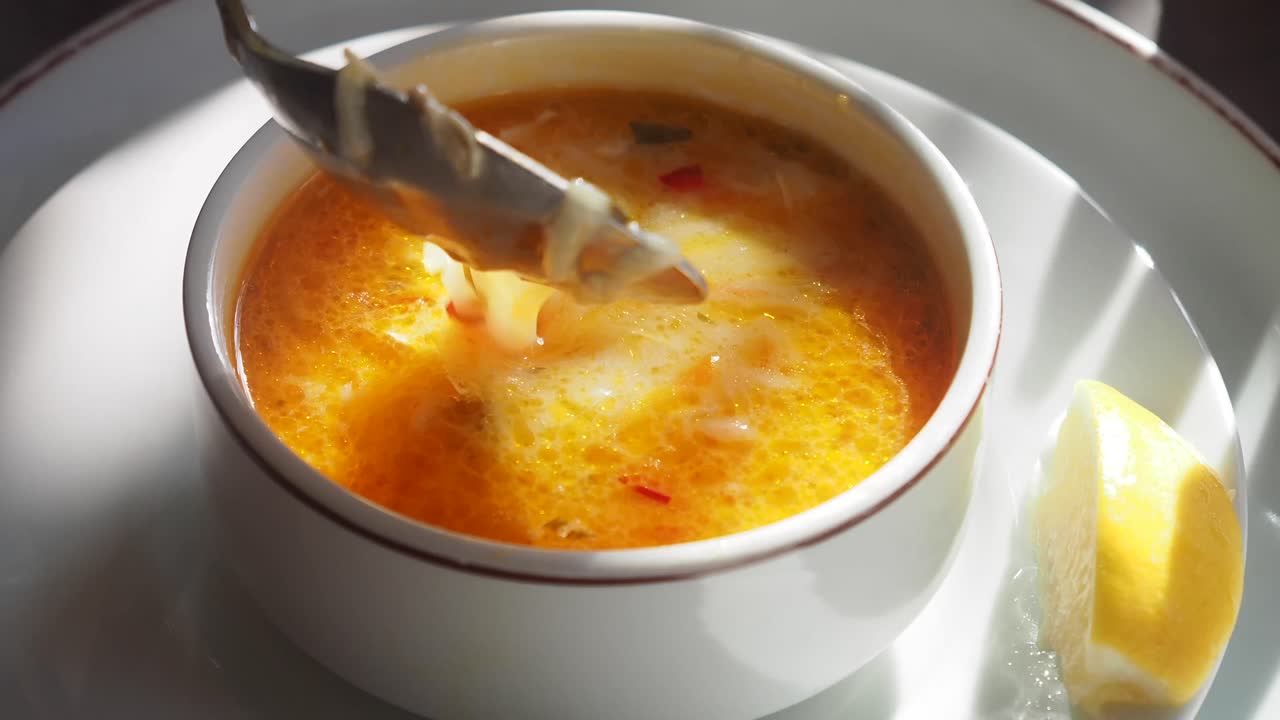 レモン風味のスープ