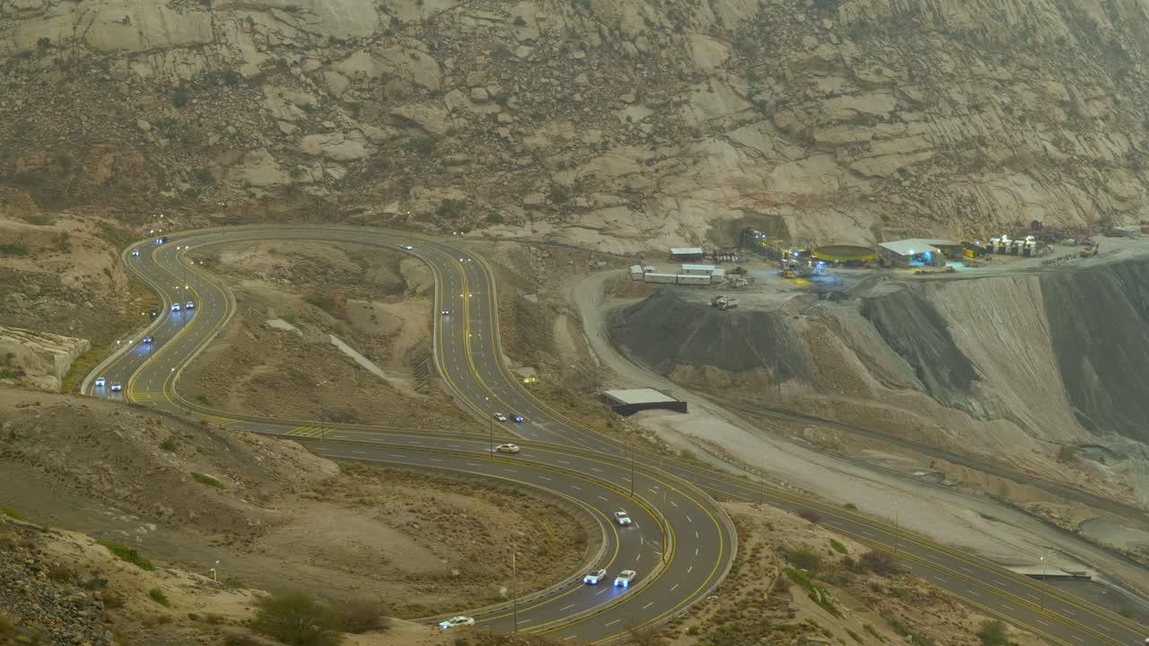 vistas del tráfico que viaja a lo largo de la carretera de zigzag en al hadah, región de taif de arabia saudí