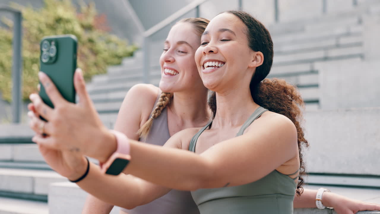 mujeres felices tomando una selfie