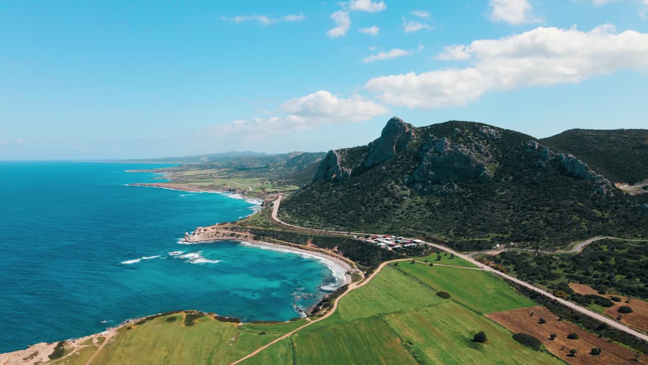 북 키프로스의 푸른 자연과 함께 바위 해안 4k