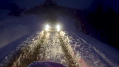 4x4-Fahrzeug-Steckte-Im-Schnee-Fest