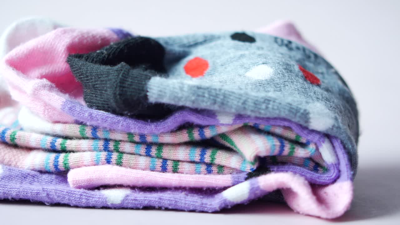 다채로운 쌓인 양말