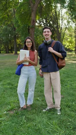 estudiantes en un parque