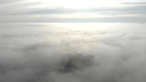 la cámara se mueve cuesta arriba y abre un panorama de la niebla que se encuentra sobre la ciudad.
