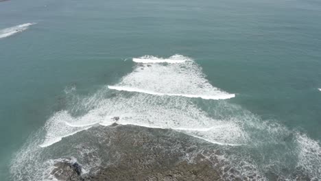 Olas-Rompiendo-En-Un-Arrecife-Con-Cámara-Panorámica-Con-Ola